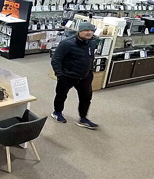 Kauno apskrities policijos nuotr./Žaidimų konsolių iš parduotuvės vagystės tyrime ieškomas vyras
