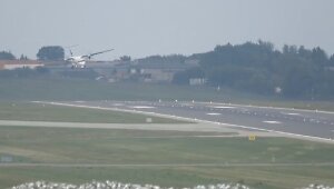 Įspūdingas nusileidimas Vilniuje: vėjo gūsiai bla&scaron;kė lėktuvą iki pat tako