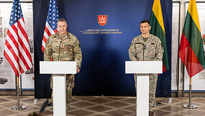 Bendra generolų Alexus D. Grynkewich ir Raimundo Vaik&scaron;noro spaudos konferencija