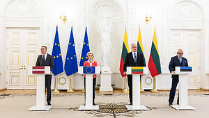 Bendra Europos Komisijos Pirmininkės ir Baltijos &scaron;alių Prezidentų spaudos konferencija Prezidento rūmuose