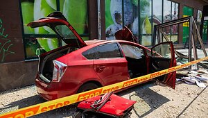 Toyota Prius įvažiavo į stotelę