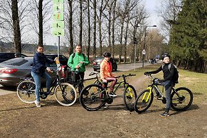Oksanos šeimyna su dviračiais Vingio parke