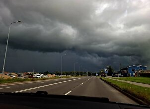 Vakarų Lietuvą užklupo audra: liūtis, žaibai ir kru&scaron;a
