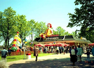 Prie&scaron; 30 metų duris atvėrė pirmasis Lietuvos &bdquo;McDonald's&ldquo;: kiek reikėjo stovėti eilėje ir kiek kainavo mėsainis?