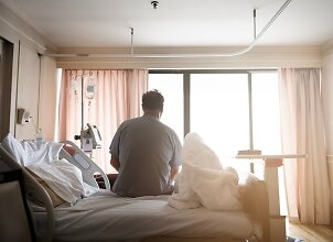 Sergantiems vėžiu &ndash; ne tik ligos i&scaron;moka: kokios dar piniginės garantijos ir lengvatos priklauso?