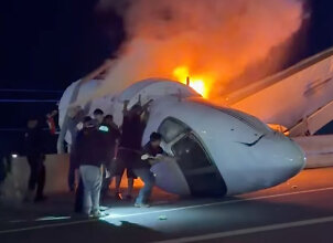 Į greitkelį JAV rėžėsi lėktuvas: vairuotojai atbėgo su kūjais ir kastuvais