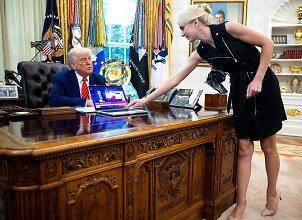 &bdquo;Mėgstamas žaislas&ldquo;: kas žinoma apie Trumpo padėjėją, kuri &bdquo;visada &scaron;alia&ldquo;