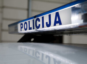 Linksmybės Roki&scaron;kyje baigėsi jauno vyro mirtimi: ai&scaron;kėja, dėl ko krytis nuo draugo automobilio stogo buvo lemtingas
