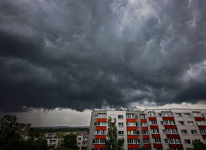 Meteorologai įspėja apie pavojingą kar&scaron;tį, perkūniją ir kru&scaron;ą