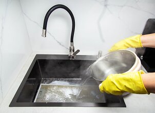 Ar saugu pilti verdantį vandenį į kriauklę? &Scaron;tai ką jums nori perduoti santechnikai