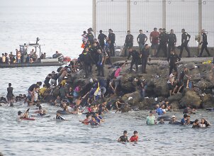 Ispanija siunčia kariuomenę: Seutoje tūkstančiai migrantų &bdquo;visi&scaron;kai sugriovė&ldquo; sieną