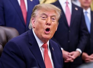 Trumpo i&scaron;si&scaron;okimas Ovaliajame kabinete sukėlė naują audrą: sujudo net medikai