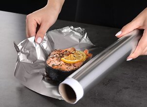 Blizgia ar matine puse į vir&scaron;ų? Mokslininkė atsako į amžiną klausimą apie aliuminio foliją