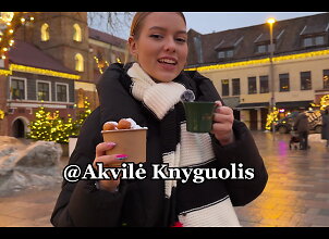 Influencerė Akvilė Knyguolis leidosi į nuotykį prie Kauno eglutės
