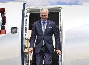 Nausėda su delegacija į NATO vir&scaron;ūnių susitikimą skrido užsakytu prabangiu lėktuvu