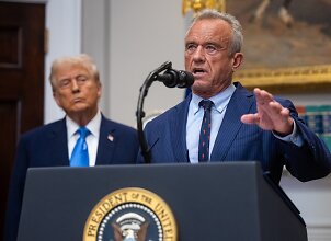 Kennedy jaunesnysis vėl pažėrė melų, o internautai patikėjo: priminė laboratorijas