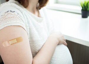 Paskelbę Fauci žinutes atgaivino mitą apie skiepus nė&scaron;čiosioms: kiek jie pavojingi?