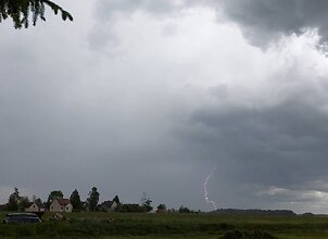 &Scaron;iaurės Lietuvoje juodi debesys atne&scaron;ė liūtį su kru&scaron;a