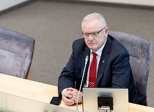 Bręsta dar vienas skandalas? STT įspėjo dėl įdarbinimų Seime, Olekas &scaron;aukia pasitarimą