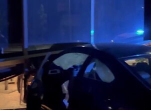 Vilniuje BMW taranavo vie&scaron;bučio kavinę