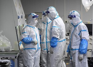 Virusas &bdquo;i&scaron;trūko&ldquo;, kaukės bevertės, vakcinos nesaugios? Ką i&scaron; tiesų žinome &scaron;iandien