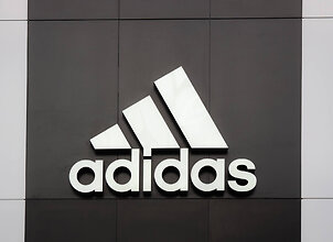 Vokietijos sirgaliams &scaron;luojant futbolo čempionato mar&scaron;kinėlius, &bdquo;Adidas&ldquo; pritrūko... &bdquo;V&ldquo; raidės