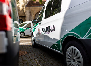 Radvili&scaron;kio rajone apsivertė automobilis: į ligoninę i&scaron;vežti penki žmonės