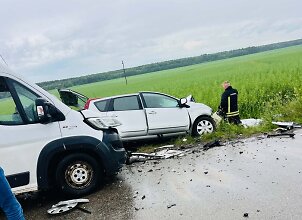 Užmiesčio kelyje susidūrė &bdquo;Fiat&ldquo; ir &bdquo;Nissan&ldquo;: žuvo žmogus, sužeistieji ligoninėje, ai&scaron;kėja aplinkybės