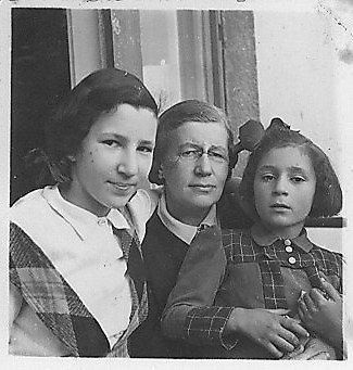Vilniaus Gaono žydų istorijos muziejaus archyvai/Gydytoja Fruma Gurvičienė su dukra Eta (kairėje) ir dukterėčia Noemi (dešinėje) 