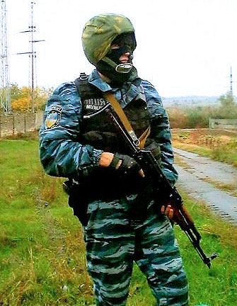 Vladimiras Didykas su specialiųjų pajėgų „Berkut“ kovotojo kovine apranga