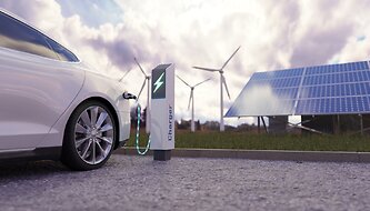 Įkraunamas baltas elektromobilis (Shutterstock nuotr.)