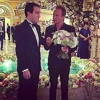 Socialinių tinklų nuotr./Stingas su rusų milijardieriumi jo sūnaus vestuvėse