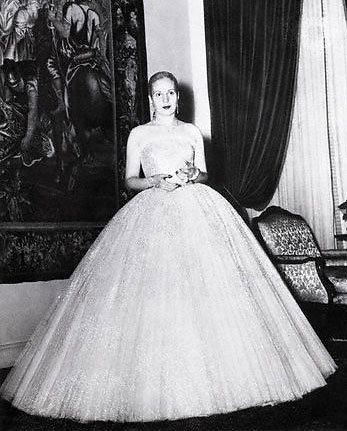 wikimedia.org/Eva Perón – pirmoji Argentinos dama, vilki Ch. Dioro kurtą suknelę, 1950 m.
