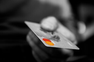 Lietuvos Respublikos prokuratūros nuotr./Svetimos bankinės kortelės panaudojimas