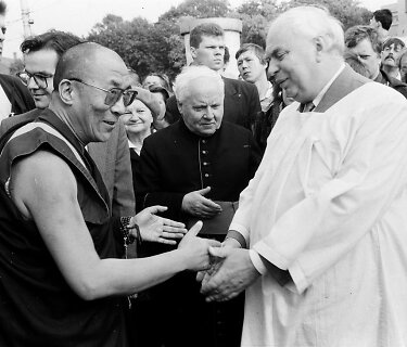 Dalai Lama ir disidentas Viktoras Petkus. Centre &ndash; monsinjoras Kazimieras Vasiliauskas
