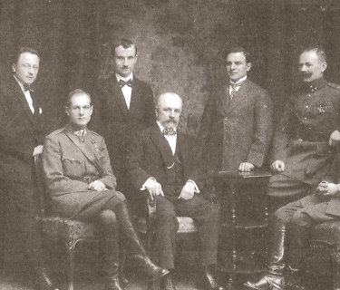 D.Malinauskas (sėdi centre) apie 1922 – 23 m. su K.Ladyga (pirmas iš dešinės).
