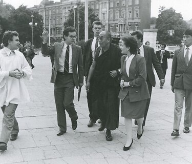 Dalai Lama pakeliui į Vilniaus Katedrą. I&scaron; de&scaron;inės L.Andrikienė, i&scaron; kairės &ndash; R.Buivydas. 1991 rugsėjo 30 d.