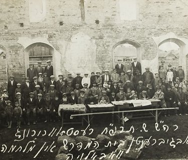 Vabalninko žydai prie 1914 m. sugriautos sinagogos. Sinagoga buvo atstatyta. Fotografas Juozas Daubaras. Apie 1927 m.