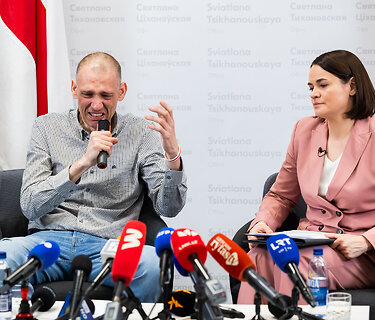Po 5 metų i&scaron;laisvintas Siarhejus Cichanouskis kartu su žmona surengė spaudos konferenciją
