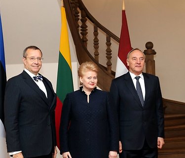 Lietuvos Respublikos prezidentė Dalia Grybauskaitė su Latvijos prezidentu Andriu Bėrziniu ir Estijos prezidentu Toomu Hendriku Ilvesu