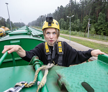 15min žurnalistė Gabrielė Navickaitė rengia reportažą apie muitinės pareigūnus ie&scaron;kančius kontrabandos traukiniuose