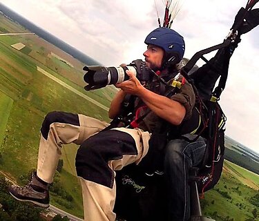Fotožurnalistas Vidmantas Balkūnas fotografuoja skrisdamas parasparniu