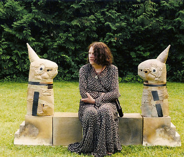 A.Šaltenienė sėdi ant kūrinio „Suoliukas“ 2001 
