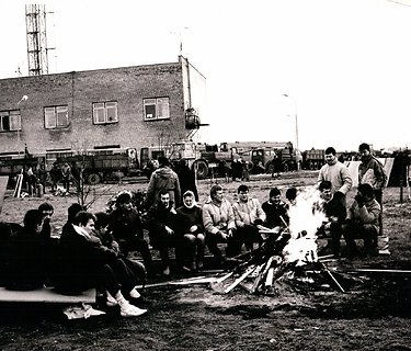 Lietuvos Nepriklausomybės gynėjai tragiškomis 1991 metų sausio mėnesio dienomis. Šalia Spaudos rūmų, Vilniuje