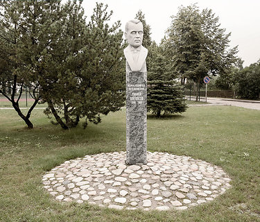 Skulptūra, skirta P.Dovydaičio atminimui.