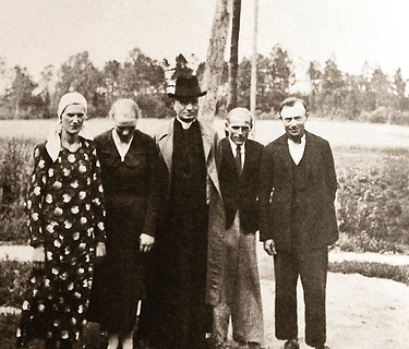 K.S.Šaulys su dukterėčios Onos Lomsargienės šeima. 