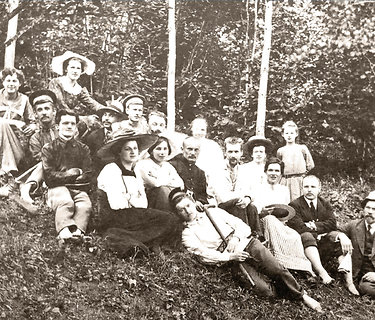 J.Šaulys (antroje eilėje iš dešinės) su grupe lietuvių inteligentų iškyloje Vilniaus apylinkėse. 1912 m. 