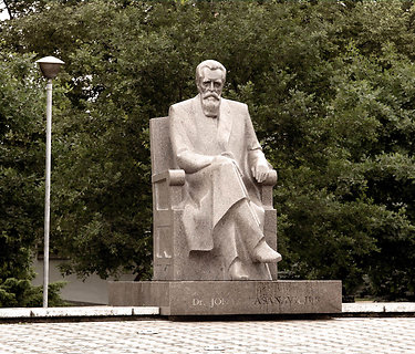 Miesto centrinė aikštė Vilkaviškyje, paminklas dr.J.Basanavičiui (skulptorius – Antanas Žukauskas).