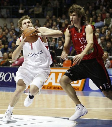AFP/„Scanpix“ nuotr./„Olympiacos“ atstovaujančio Vokietijos mediko teigimu, A.Macijauskas (kairėje) nebegali žaisti krepšinio, nes ir vėl patirs traumą.