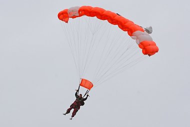 Šuolis parašiutu